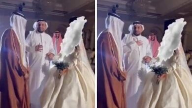شاهد.. أب يسلم ابنته لزوجها في حفل الزفاف.. ويعلق: صار لها 19 سنة في حمايتي وذمتي أرجو أن تحافظ عليها
