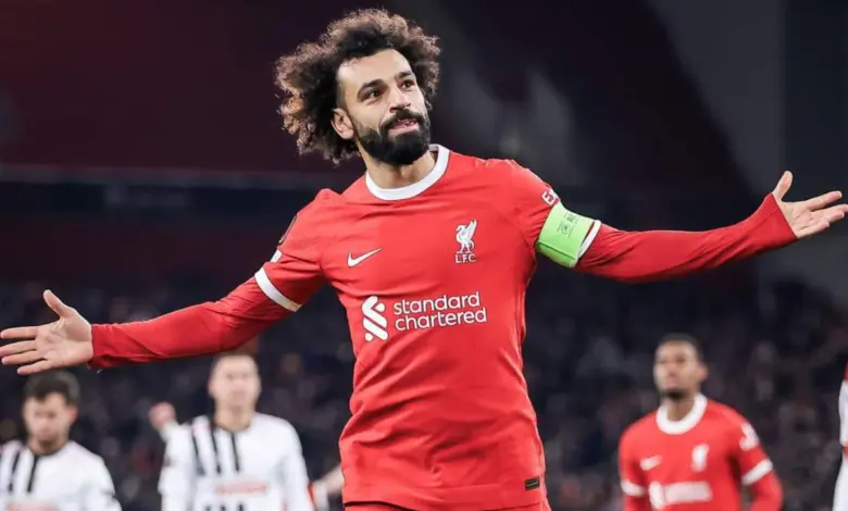 محمد صلاح لاعب ليفربول يحتفل بعدد تسجيل هدف