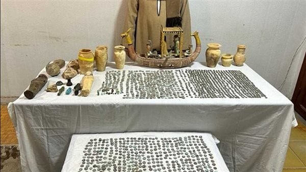 حكاية مسن المنيا.. احتفظ بالذهب الملعون سرا وسقط بـ2000 قطعة فرعونية داخل منزله