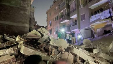 إنقاذ شخص مصاب بخلع في الكتف من تحت أنقاض عقار بالقاهرة