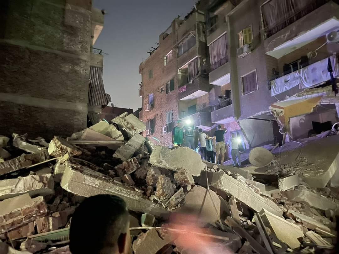 إنقاذ شخص مصاب بخلع في الكتف من تحت أنقاض عقار بالقاهرة