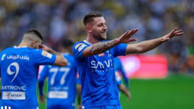 لاعب نادي الهلال يحتفل