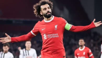 محمد صلاح لاعب ليفربول يحتفل بعدد تسجيل هدف