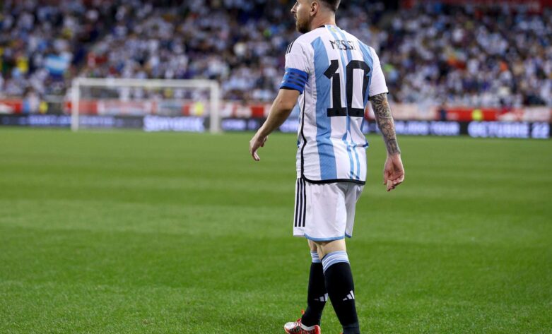 الأرجنتين تعتزم حجب القميص رقم 10 تكريما لميسي