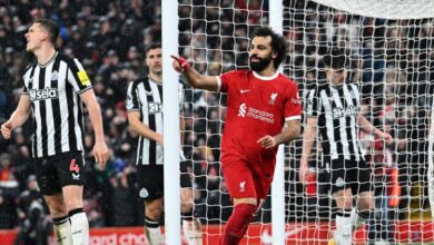 صلاح يقود ليفربول لفوز مثير على نيوكاسل في الدوري الإنجليزي