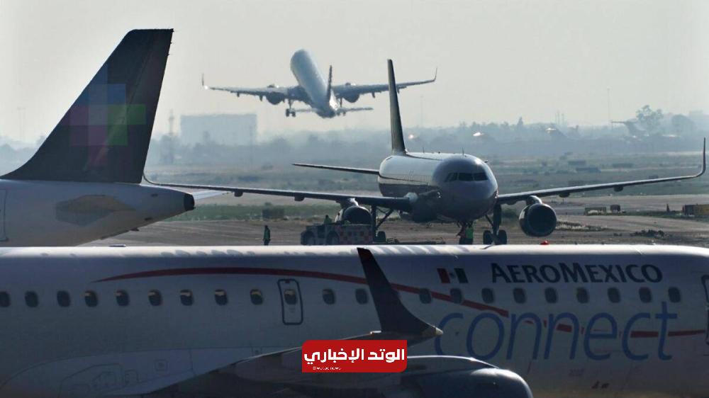 مسافر يفتح باب الطائرة ويمشي على جناحها!