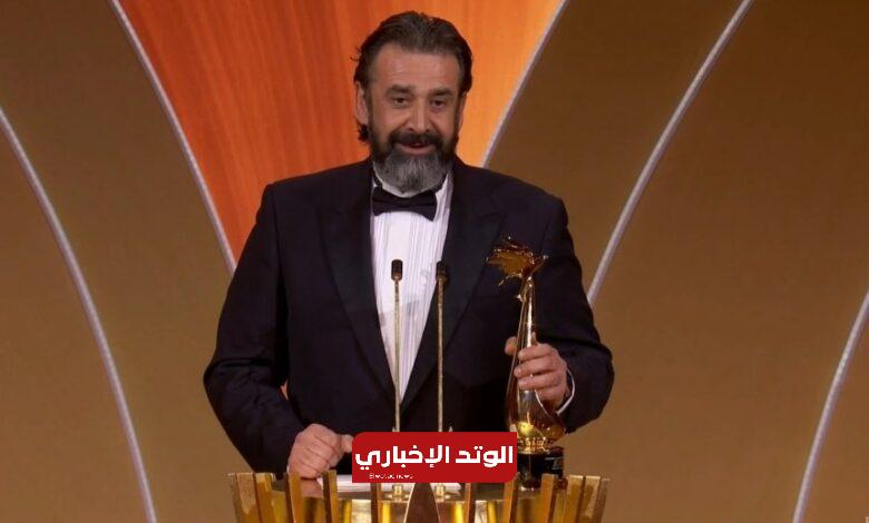 كريم عبد العزيز يفوز بجائزة الممثل المفضل فئة السينما في حفل جوائز Joy Awards 2024