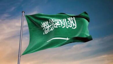 العلم السعودي مرفوعا في سماء المملكة عبارات تهنئة بمناسبة يوم العلم السعودي