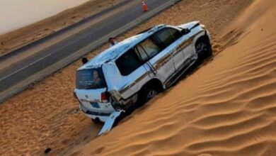 سيارة دفع رباعي مدمرة في الصحراء السعودية نتيجة حادث شرورة