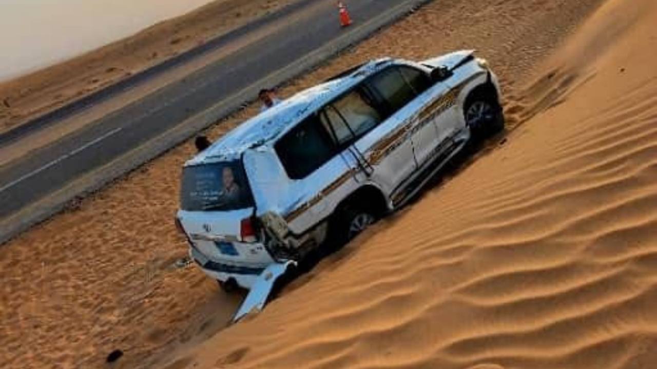 سيارة دفع رباعي مدمرة في الصحراء السعودية نتيجة حادث شرورة
