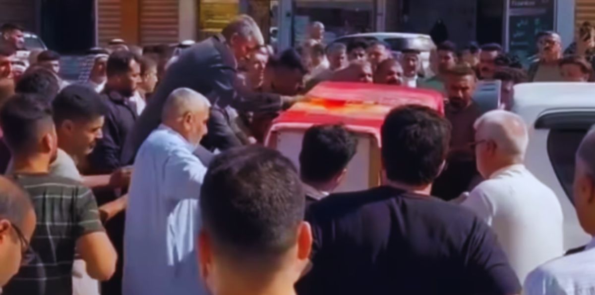 جنازة الطبيب طارق السلماني والناس تمشي به في الشارع