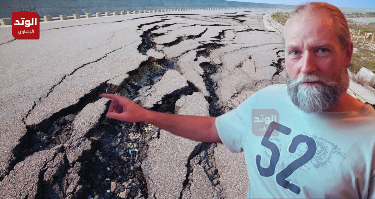فرانك هوجربيتس وخلفه طريق مدمر نتيجة زلزالش